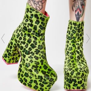 RARE Current Mood Leopard Pouncin Around Platforms